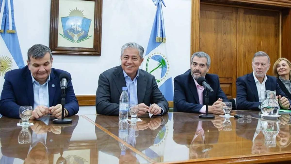 El gobernador, Rolando Figueroa presidió el acto de apertura de sobres. Fuente: (Gobierno de Neuquén)