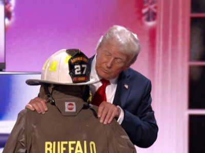 Trump rinde homenaje al bombero fallecido durante su mitin en Pensilvania