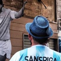 De Viedma para el mundo: el artista que rinde culto a Diego Maradona