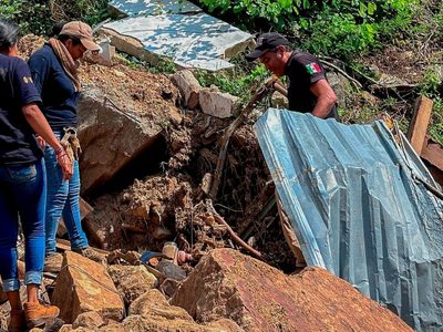 Rescatan un cuerpo en la zona alta de Acapulco a un mes del paso de Otis