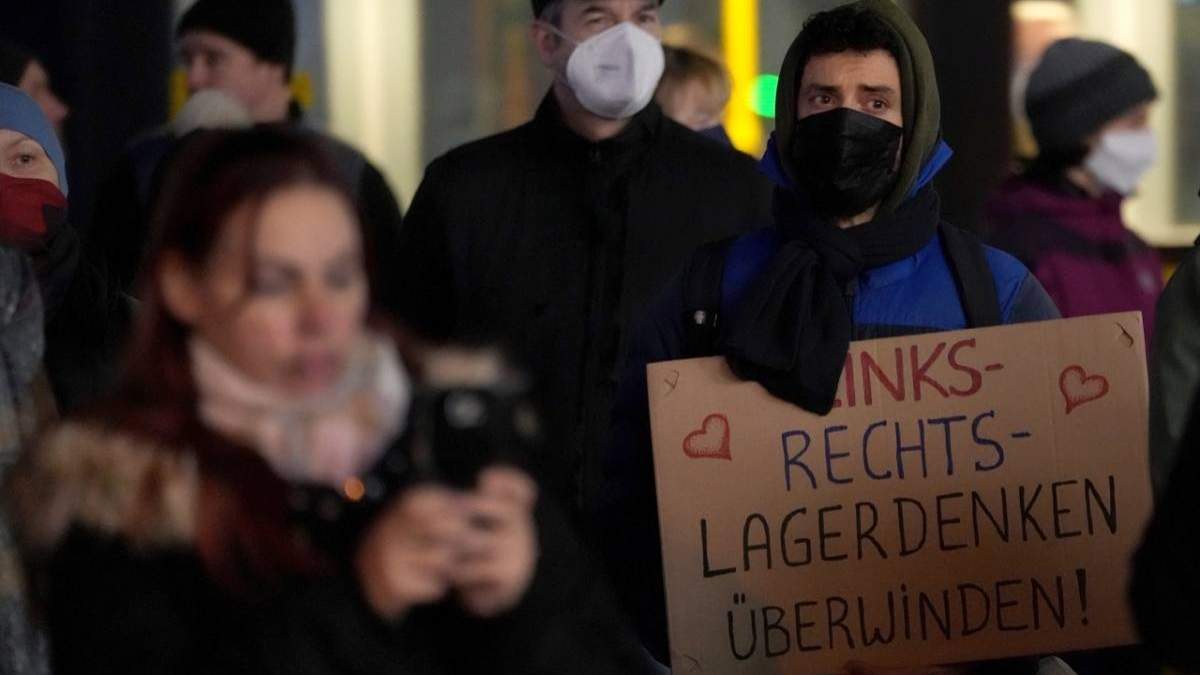 "Derrota el pensamiento estereotipo de izquierda-derecha", dice el cartel de una protesta en Berlín