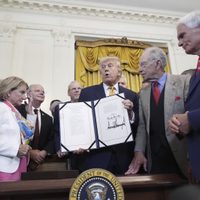 Cárteles ejercen “tremendo control” sobre México: Trump; firma ley contra fentanilo