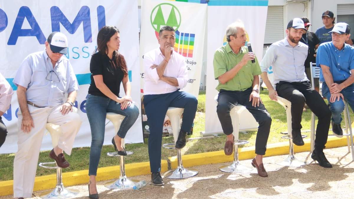 Daniel Figueroa en la firma del convenio entre PAMI y ADOS. Fuente (Prensa Daniel Figueroa).