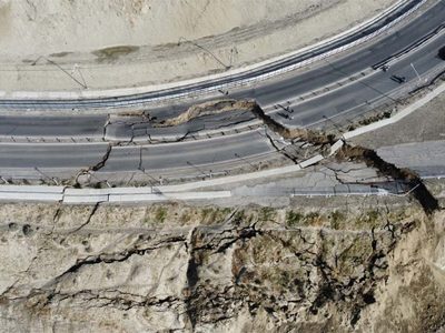 Una enorme grieta partió la calzada de la ruta 3 y podría dejar aislada a la provincia de Santa Cruz