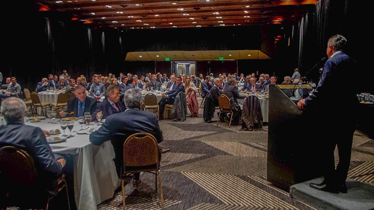 Figueroa en "El Club del Petróleo" junto a representantes de firmas que operan en Vaca Muerta.
Foto: Prensa Gobierno de la provincia