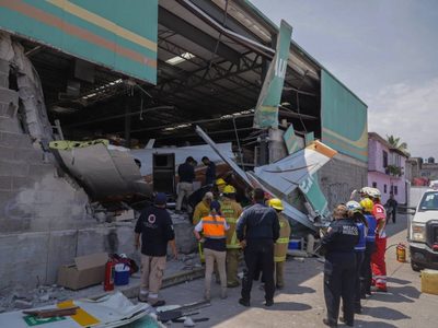 Avioneta cae sobre una Bodega Aurrerá en Temixco; tres muertos y cuatro heridos