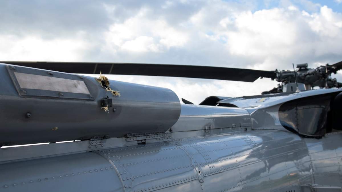 Agujeros por disparos en el fuselaje del helicóptero en el que viajaba el presidente de Colombia, Iván Duque