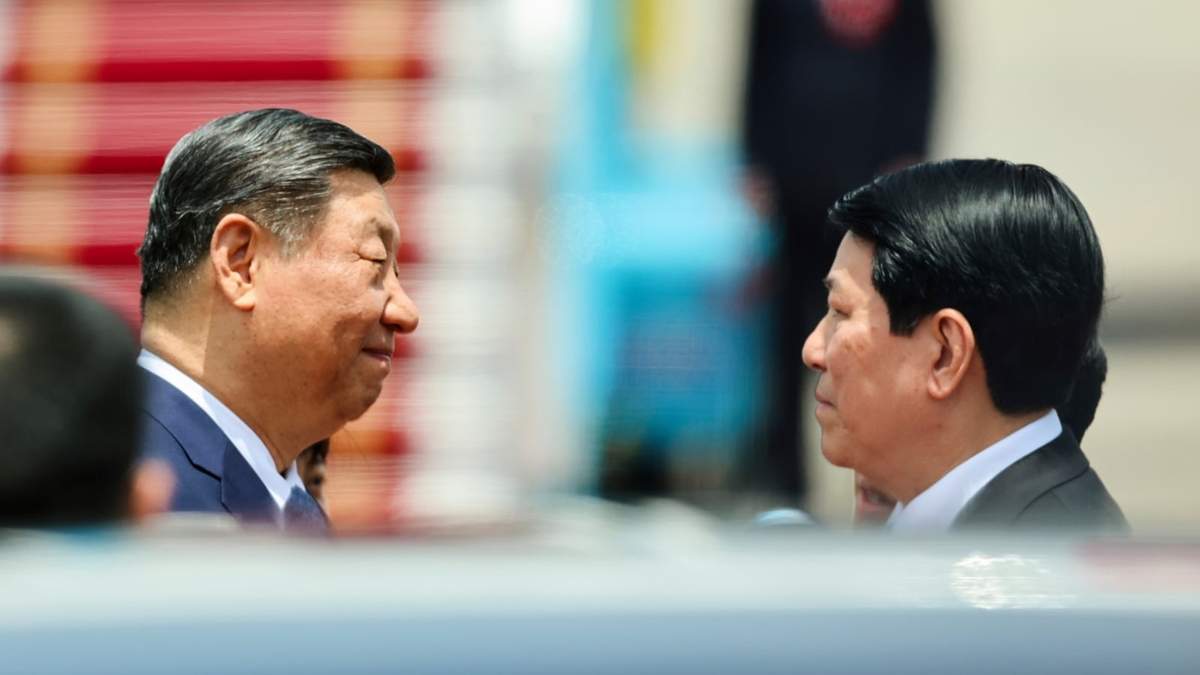 El presidente de China, Xi Jinping, a la izquierda, es recibido por el presidente de Vietnam, Luong Cuong, en su llegada al Aeropuerto Internacional Noi Bai en Hanoi, Vietnam, el lunes 14 de abril de 2025