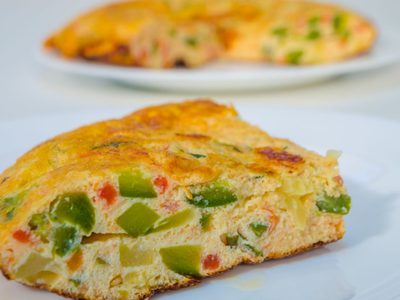 Tortilla de vegetales vegana, súper cremosa y liviana, sin harinas y en pocos minutos, una receta que resuelve tu almuerzo
