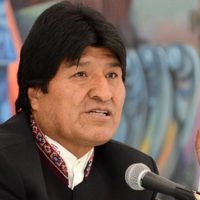 Evo Morales le respondió al Ministro que mostró unas esposas para detenerlo en Bolivia