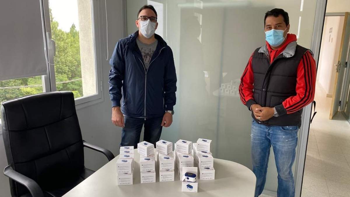 Director del hospital e intendente  de Zapala, en  el momento de la entrega de los elementos. Fuente: (Twitter)
