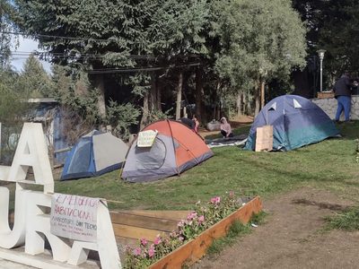 "Angosturenses sin Techo ni Tierra" se manifestaron frente al municipio de Villa La Angostura