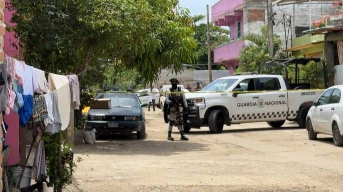 Autoridades llegan a Ciudad Renacimiento, Acapulco, donde hallaron los cuerpos de tres personas asesinadas durante jornada violenta