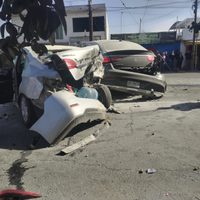 Adolescente destroza Mercedes-Benz al chocar contra ochos autos y una motocicleta en Nuevo León (Vid