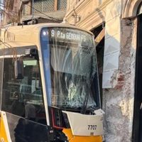 Descarrila tranvía en Milán y se estrella contra edificio; hay 2 muertos (Video)