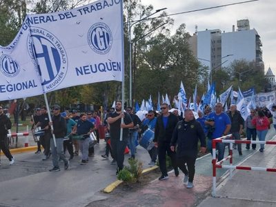 Marcha de la CGT, volanteada en el puente y paro bancario: Neuquén protesta contra la reforma laboral