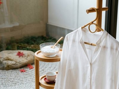 El "secreto japonés" para dejar la ropa blanca como nueva sin usar lavandina