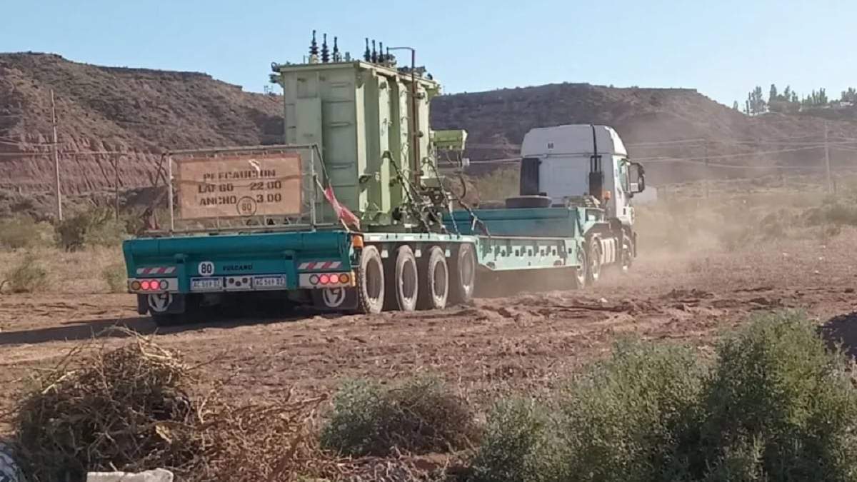 Se concretó el traslado del transformador a Centenario. Fuente: (Neuquén Informa)