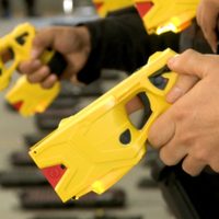 La Policía de la Ciudad empezará a usar pistolas taser en el subte