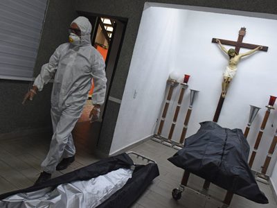 El IMSS pide a familiares no tocar cuerpos de fallecidos por covid-19