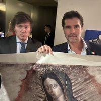 Eduardo Verástegui regala una imagen de la Virgen de Guadalupe a Javier Milei