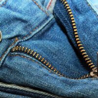 Juntá todos los cierres rotos que tenés en casa y hacé el accesorio más bonito para presumir esta temporada