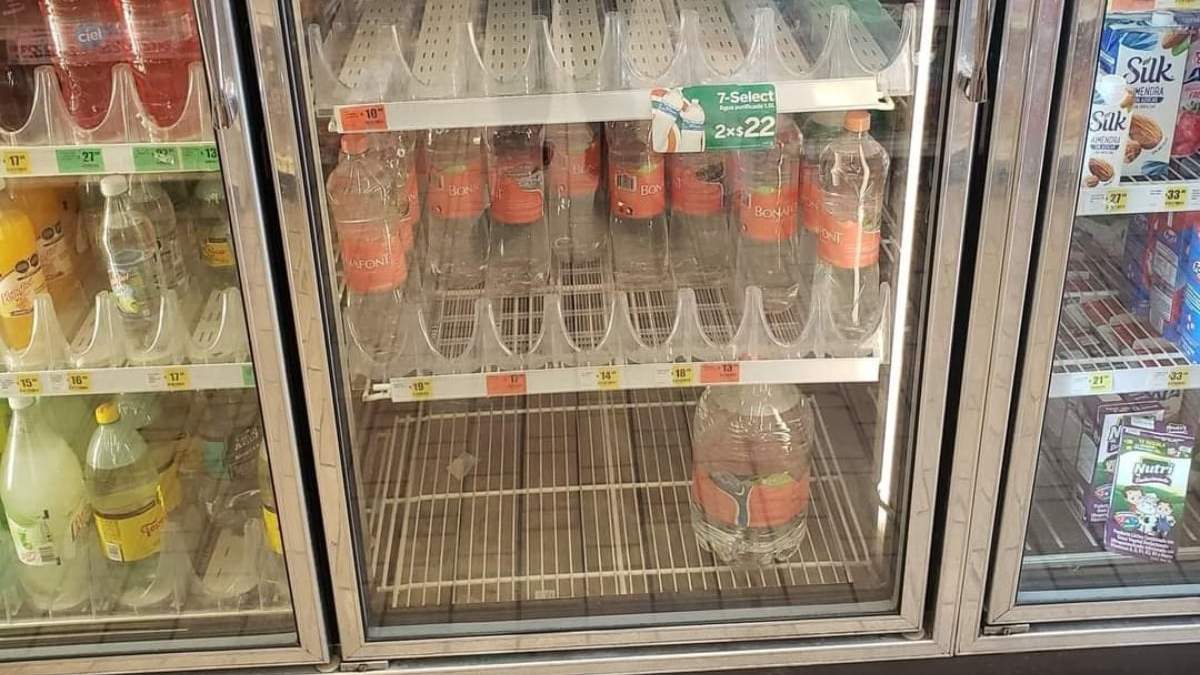 Un refrigerador en una tienda de autoservicio