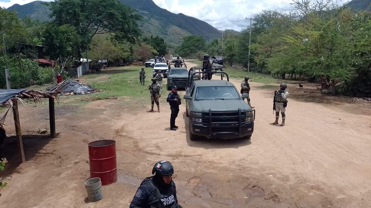 Militares y policías estatales en la sierra de Coyuca de Catalán