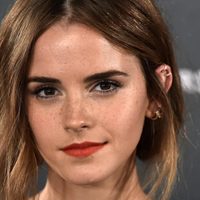 ¡Uff! Emma Watson hace zoom y las muestra todas para anunciar una buena causa ¡De otro planeta!