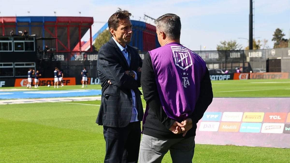 Lo más cerca que Moretti podía estar de San Lorenzo: en la cancha de Riestra. Sin embargo, insiste con "volver"