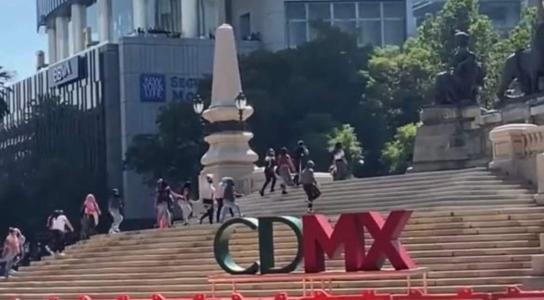 Feministas subieron las escalinatas del Ángel de la Independencia