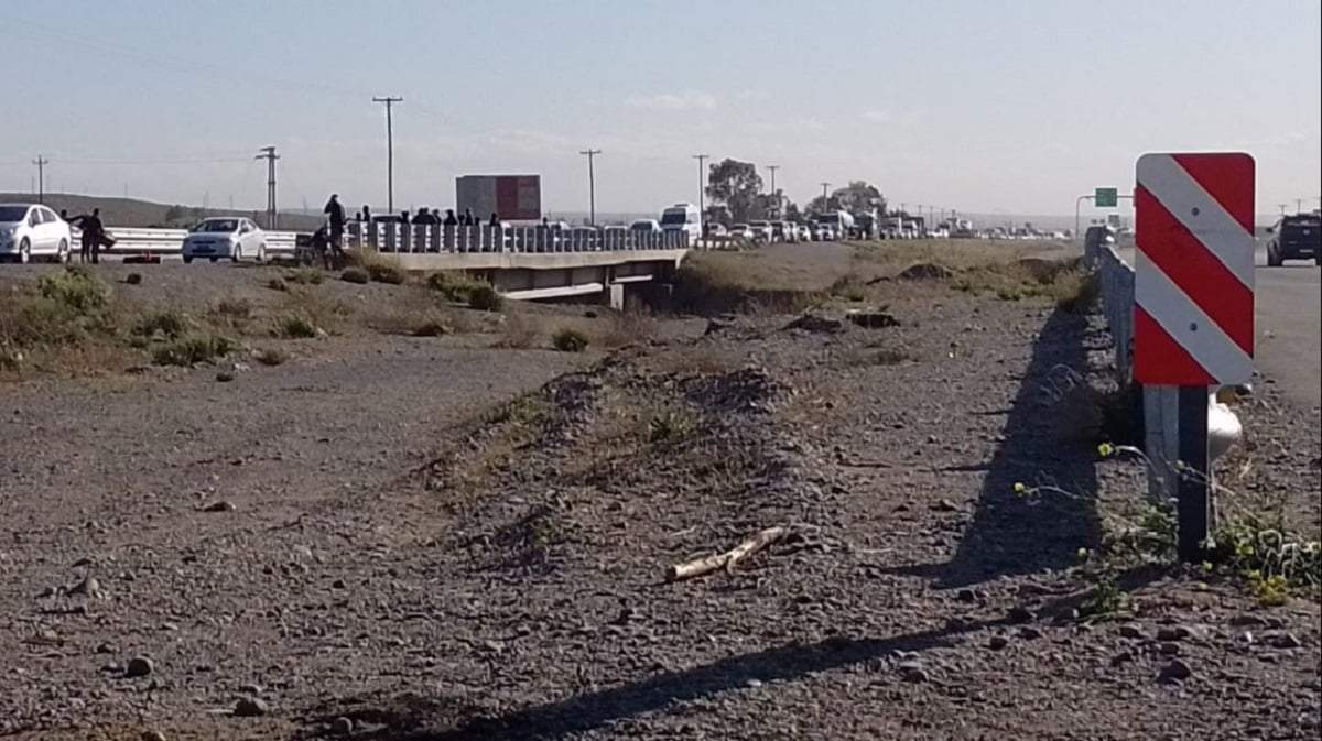 Los trabajadores decidieron levantar el corte de la ruta 22, en Arroyito. Fuente: (Diario RN)