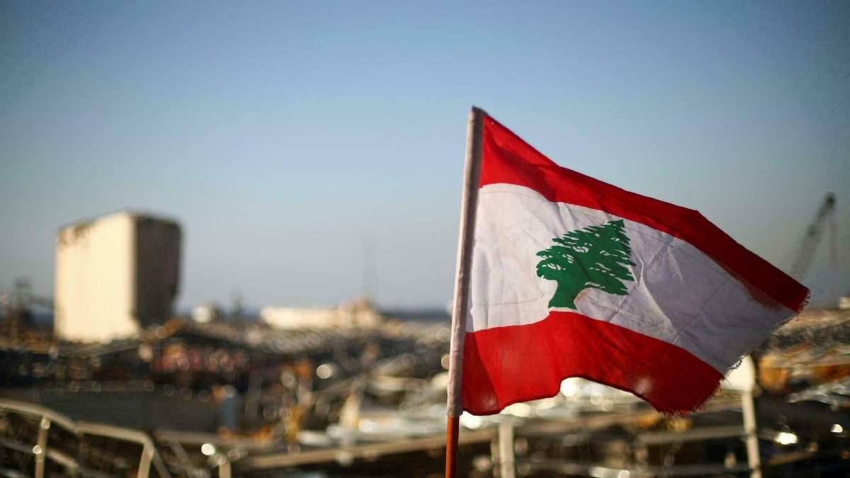 La bandera del Líbano ondea en el puerto de Beirut. Fuente: (Twitter)