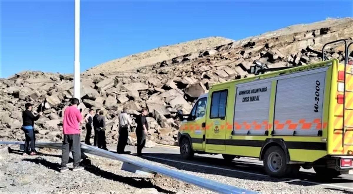Derrumbe sobre Ruta 43. Fuente: (Radio Nacional)