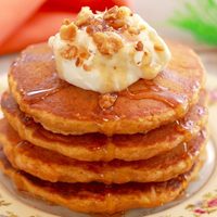 Con esa zanahoria medio viejita que te quedó en la heladera, hacete estos pancakes súper fáciles para el desayuno