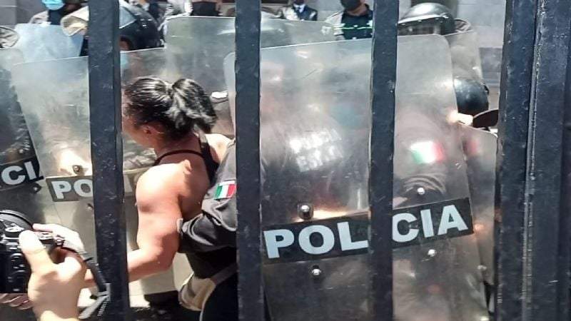 Agresión de policías contra manifestantes en Toluca