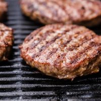 Ideal para cena con amigos: nueva versión de hamburguesas caseras reemplazando el pan por algo más rico