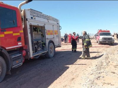 Bomberos de Centenario extinguieron un incendio en un gasoducto en el yacimiento Río Neuquén