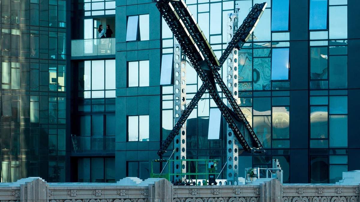 Un letrero de "X" casi completo en la parte superior del edificio que alberga las oficinas de la compañía, anteriormente conocida como Twitter, en el centro de San Francisco
