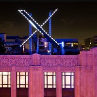 Retiran cartel luminoso de la "X" del techo de la sede en San Francisco