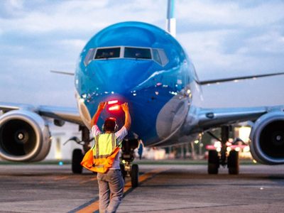 Aterrizó el vuelo que traerá la Sputnik V: así preparan el primer cargamento de vacunas