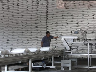 México va por la guerra del azúcar: castiga con aranceles a países sin tratado