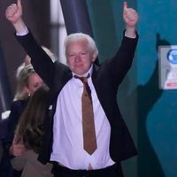 Assange llega a Australia tras una larga batalla legal con EU