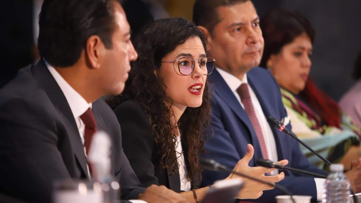 La secretaria de Gobernación en la plenaria de Morena en el Senado