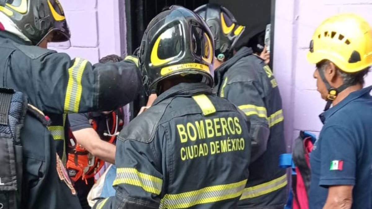 Bomberos atienden a una de las víctimas de la explosión por acumulación de gas en El Pirul, Álvaro Obregón, CDMX
