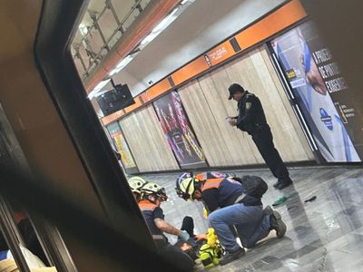 Hombre atacó a pasajeros del Metro Tacubaya y luego se aventó a las vías del tren (Video)