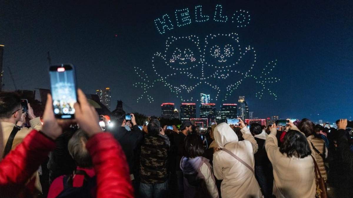 La gente observa el espectáculo de drones con temática de pandas en el puerto Victoria, en Hong Kong, el 28 de diciembre de 2024
