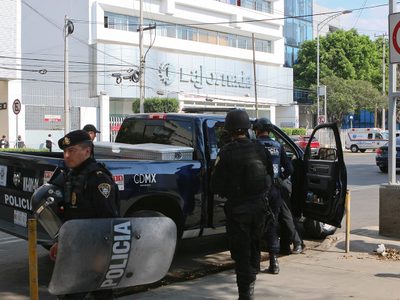 'Panchos Villa” se manifiestan frente a La Jornada