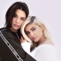 Kylie y Kendall Jenner se lucieron con un "baño de espuma" y el clan Kardashian elogió el video
