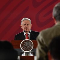 López Obrador revela que fue colgada una manta intimidatoria frente a su domicilio